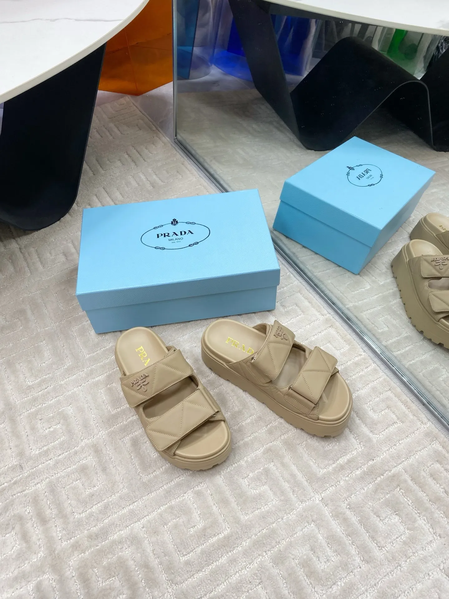 👟👟Ex-factory price 580👟👟 Prada Prada 2025 spring and summer new sandals Roman thick-soled Velcro sandals slippers The latest catwalk style, classic upgrades Comfort and fashionability coexist Each color combination looks good, and the design matches different style needs Upper: Original customized cowhide Lining: Original customized sheepskin lining, cowhide Foot pads Outsole: Original open-molded anti-slip outsole Shoe size: 35-40